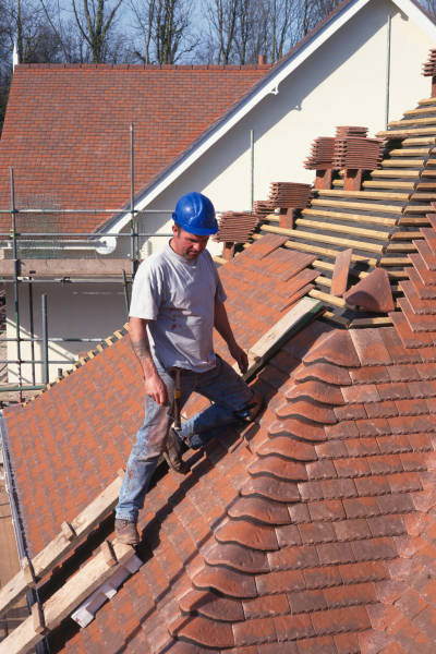 Artisan charpentier couvreur en action